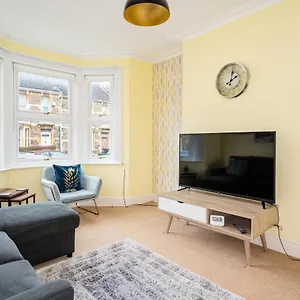 Fantastic, Spacious 3 Bedroom House With Garden Bath