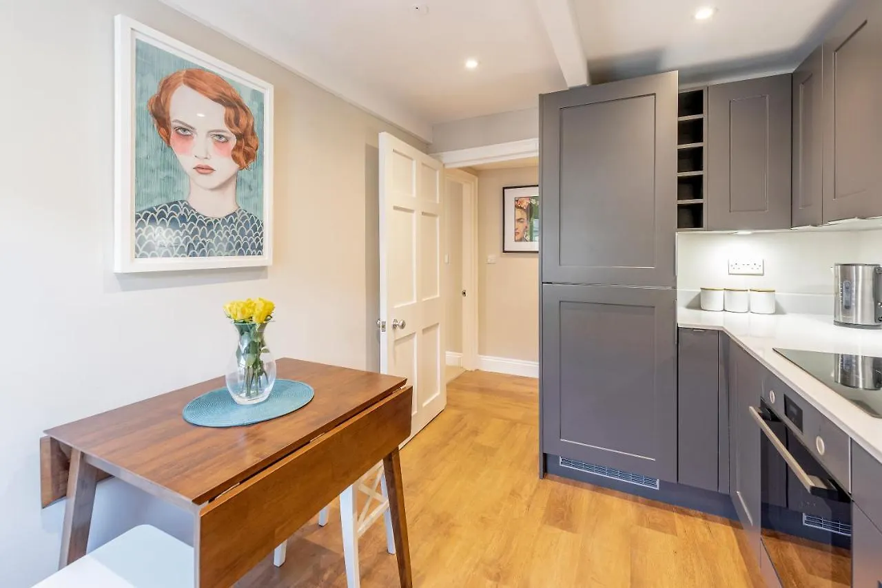 Stunning & Central Milsom Street Apartment Bath